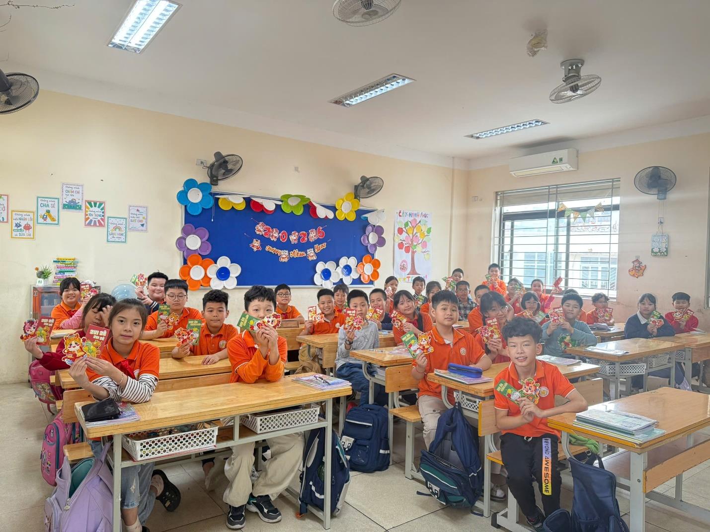 Học sinh lớp 4A7 trường Tiểu học Hoàng Hoa Thám hân hoan trở lại trường sau kỳ nghỉ Tết Nguyên đán, đón chào năm mới Bính Ngọ