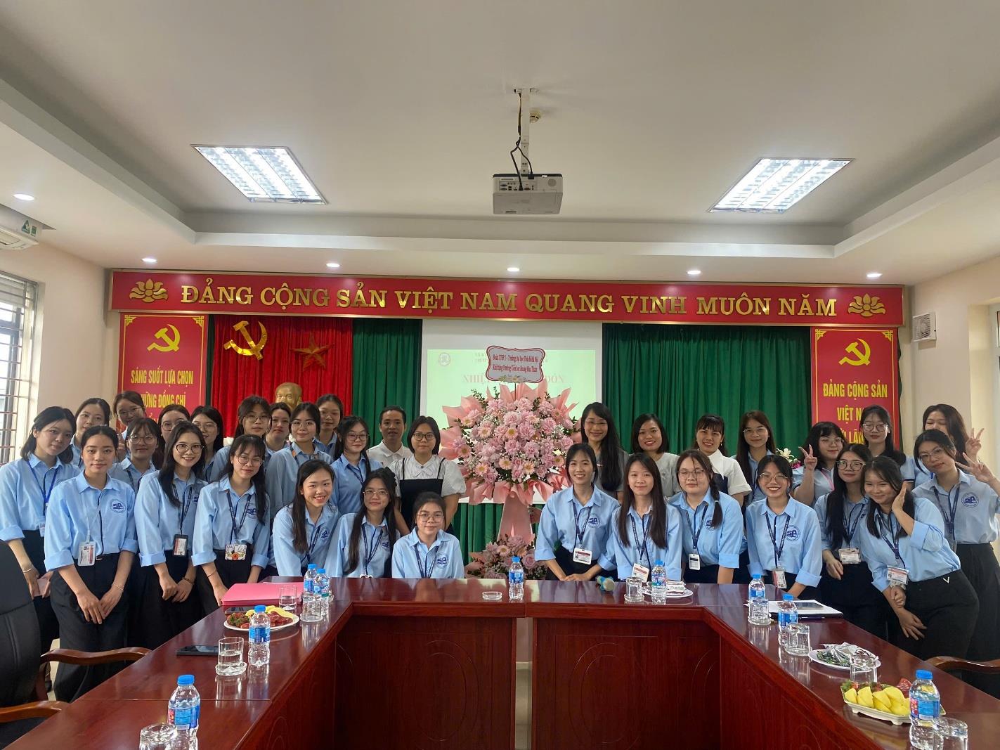 Ra mắt đoàn giáo sinh thực tập trường Đại học Thủ đô Hà Nội tại trường Tiểu học Hoàng Hoa Thám, đợt 1 năm học 2025-2026