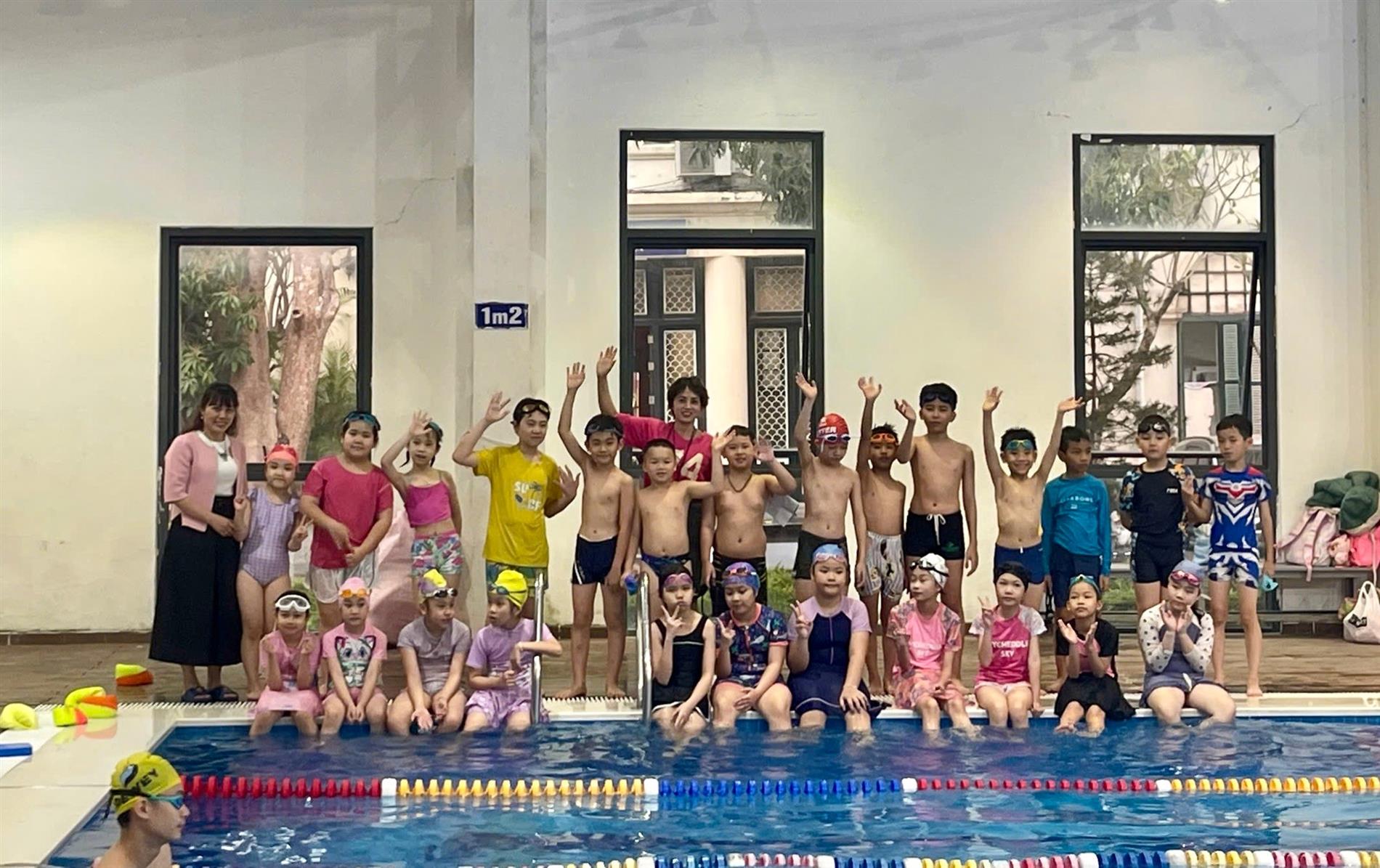 Tưng bừng giải thi bơi trường Tiểu học Hoàng Hoa Thám