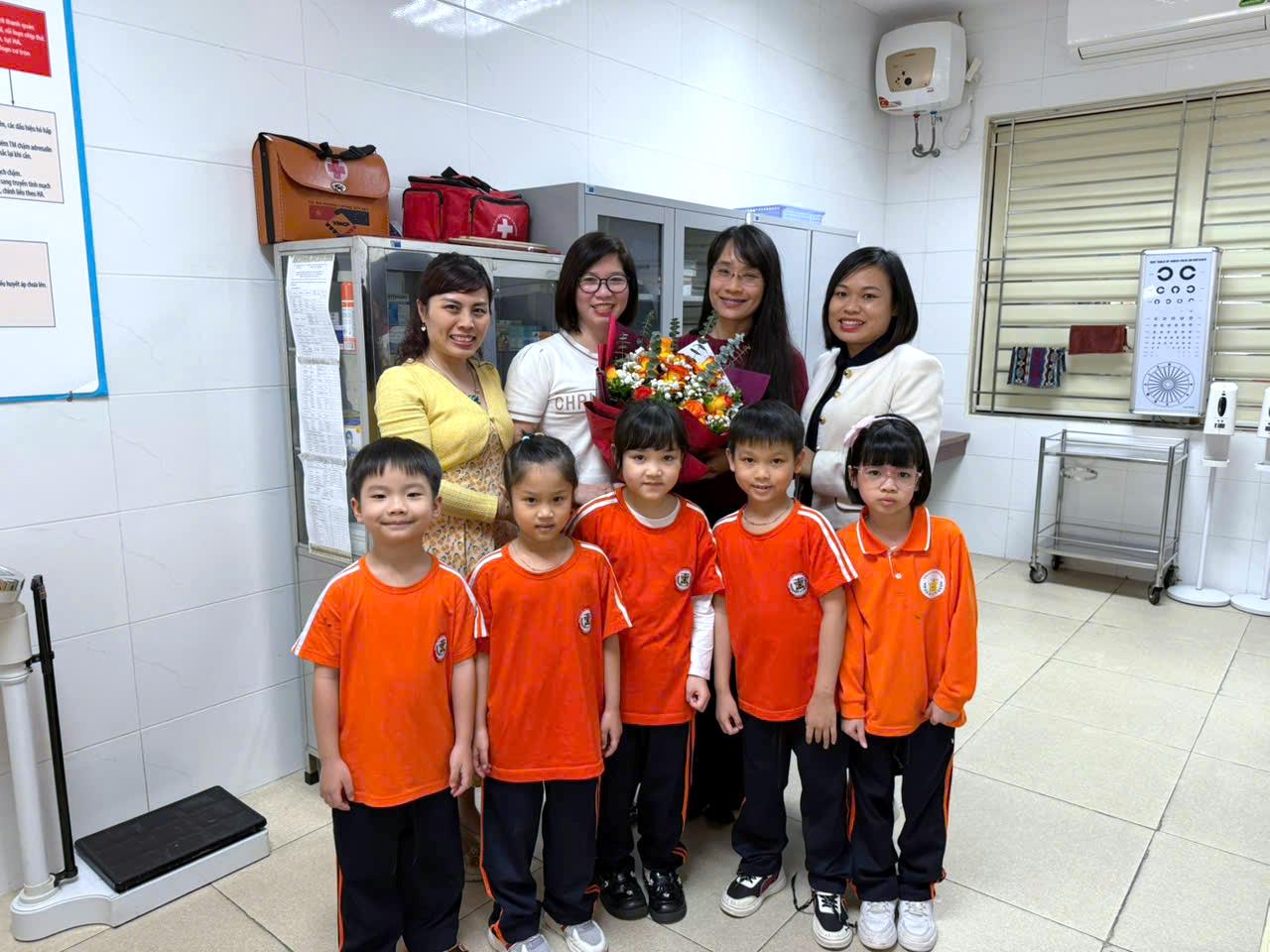 Trường Tiểu học Hoàng Hoa Thám chúc mừng Ngày Thầy thuốc Việt Nam 27/2