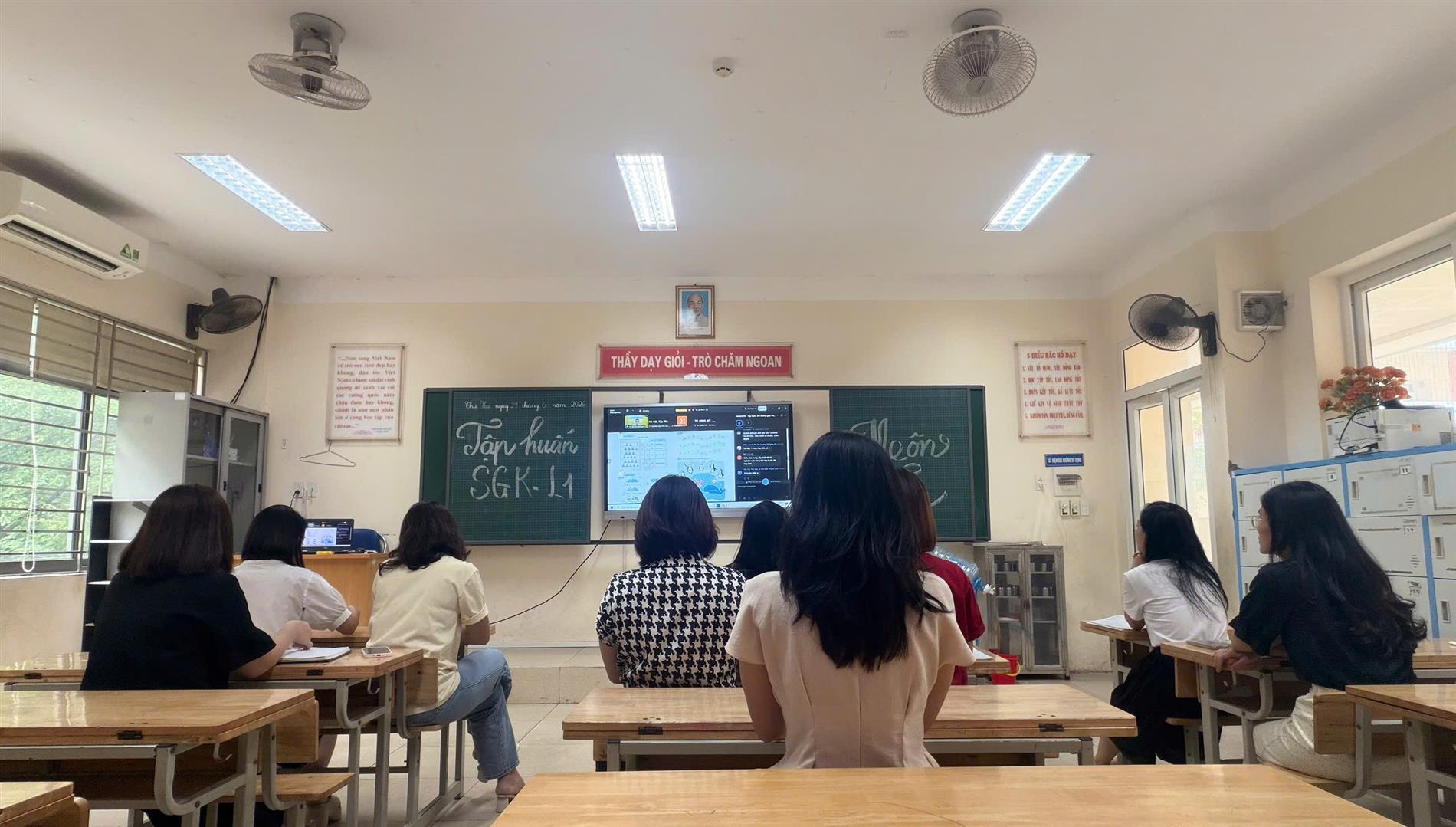 Giáo viên Khối 1 Trường Tiểu học Hoàng Hoa Thám tích cực tham gia tập huấn Sách giáo khoa môn Toán Lớp 1