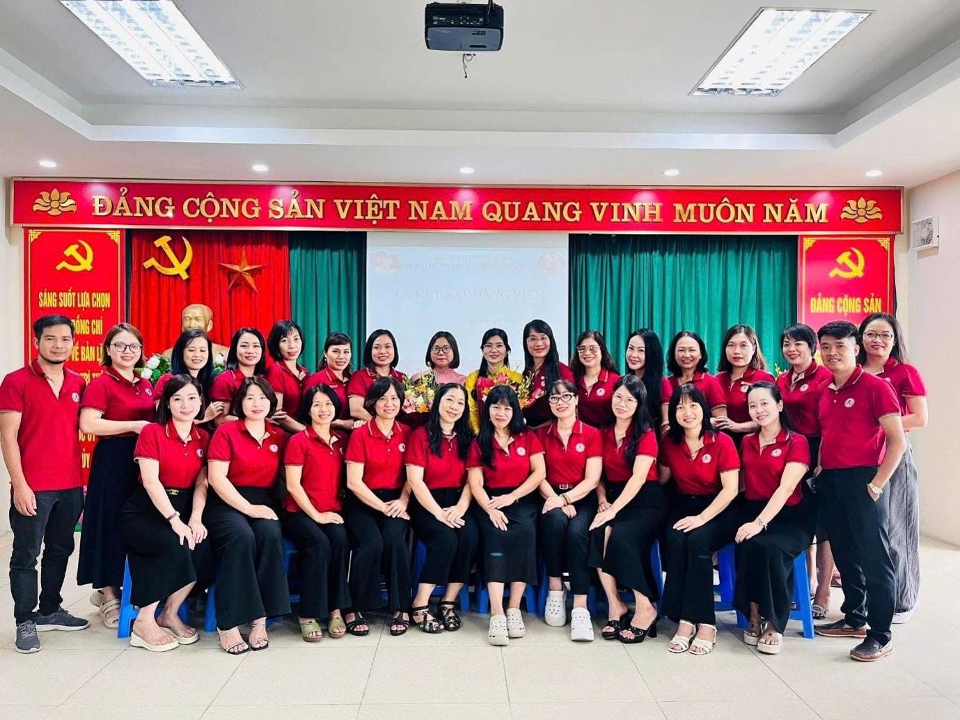 Lễ kết nạp Đảng viên mới năm 2026 tại Chi bộ trường Tiểu học Hoàng Hoa Thám