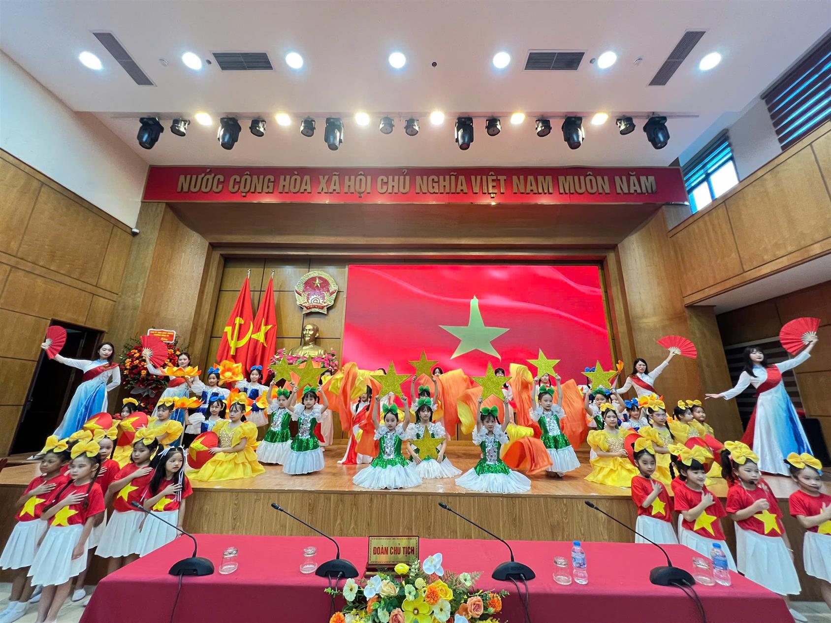 🌟 THẦY VÀ TRÒ TRƯỜNG TIỂU HỌC VĨNH PHÚC CHÀO MỪNG ĐẠI HỘI ĐẠI BIỂU HỘI KHUYẾN HỌC PHƯỜNG NGỌC HÀ LẦN THỨ I (NHIỆM KỲ 2026 - 2031) 💐✨