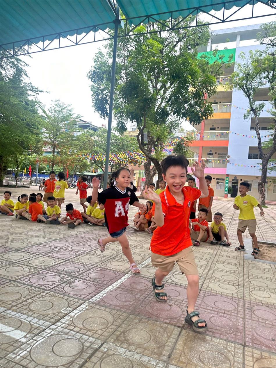 MÙA HÈ SÔI ĐỘNG CỦA KHỐI 2: RỘN RÃ TIẾNG CƯỜI CÙNG TRÒ CHƠI DÂN GIAN