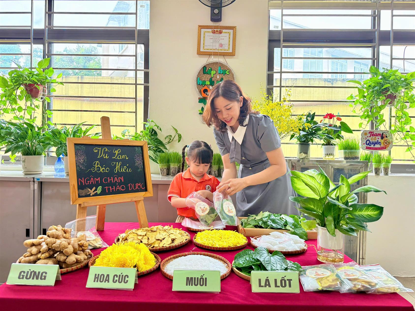 Bài học đầu đời về đạo lý uống nước nhớ nguồn, biết ơn ông bà cha mẹ trong mùa Vu Lan