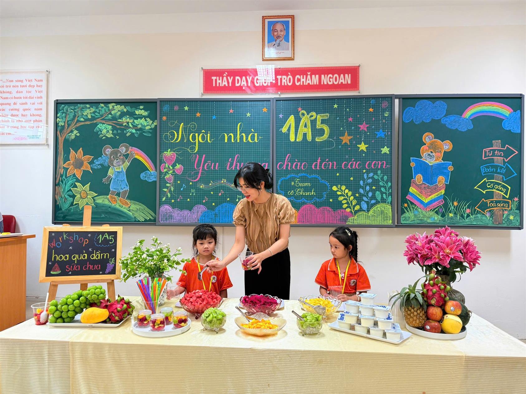 Món Hoa quả dầm sữa chua thơm ngon bổ dưỡng của các “Siêu đầu bếp nhí” lớp 1