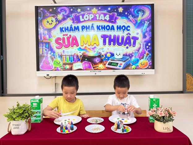 Rực rỡ và kỳ diệu với hoạt động khám phá khoa học "Sữa ma thuật" của các bạn nhỏ lớp 1 trường tiểu học Vĩnh Phúc