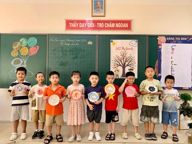 Những "Nghệ sĩ tí hon" lớp 1 và hành trình khám phá thời gian qua chiếc đồng hồ đĩa giấy