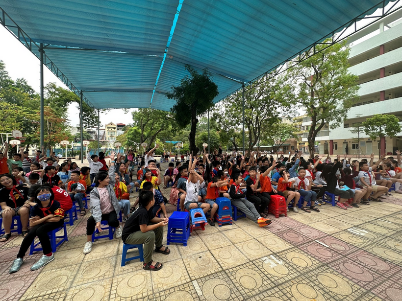 A large group of people sitting under a tent

Description automatically generated with medium confidence