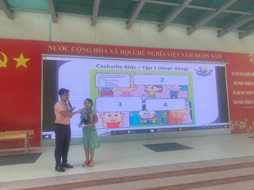 A person and person standing in front of a large screen

Description automatically generated with medium confidence