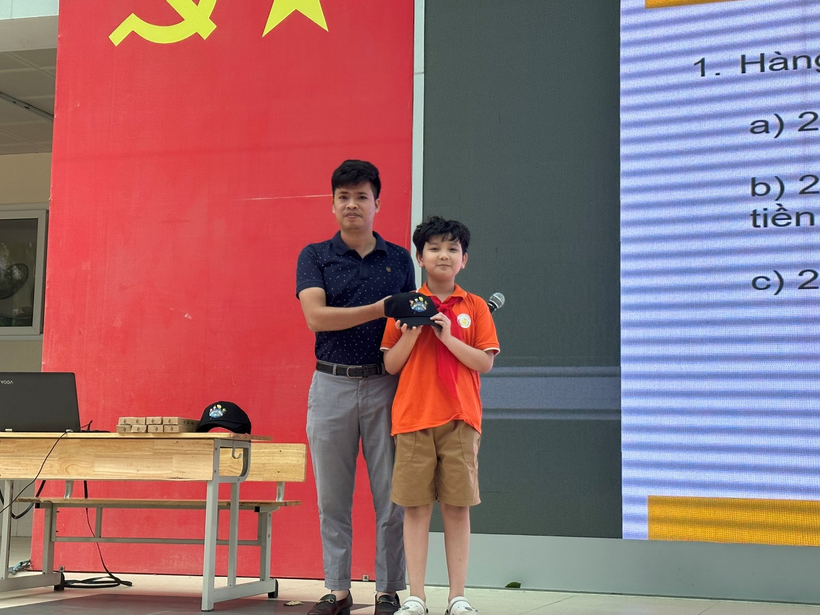 A person and a child standing on a stage

Description automatically generated with low confidence