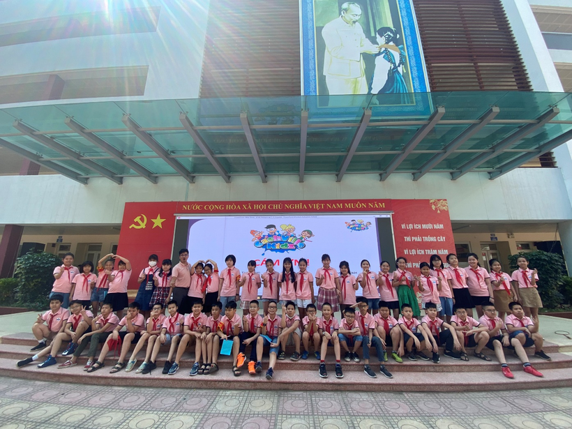 A group of people posing for a photo

Description automatically generated with medium confidence