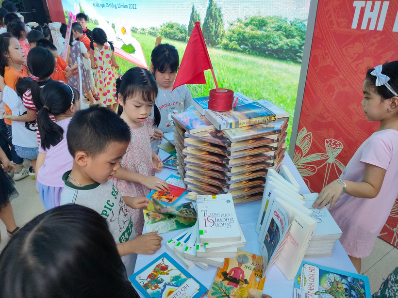 A group of children at a table

Description automatically generated with low confidence