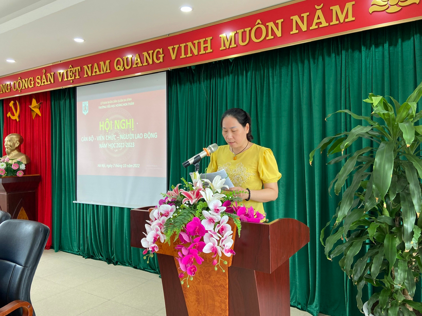 A person speaking into a microphone

Description automatically generated with medium confidence