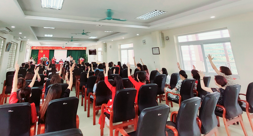 A group of people in a room

Description automatically generated with medium confidence