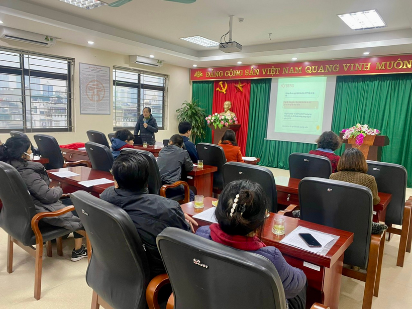 A group of people sitting in a classroom

Description automatically generated with low confidence