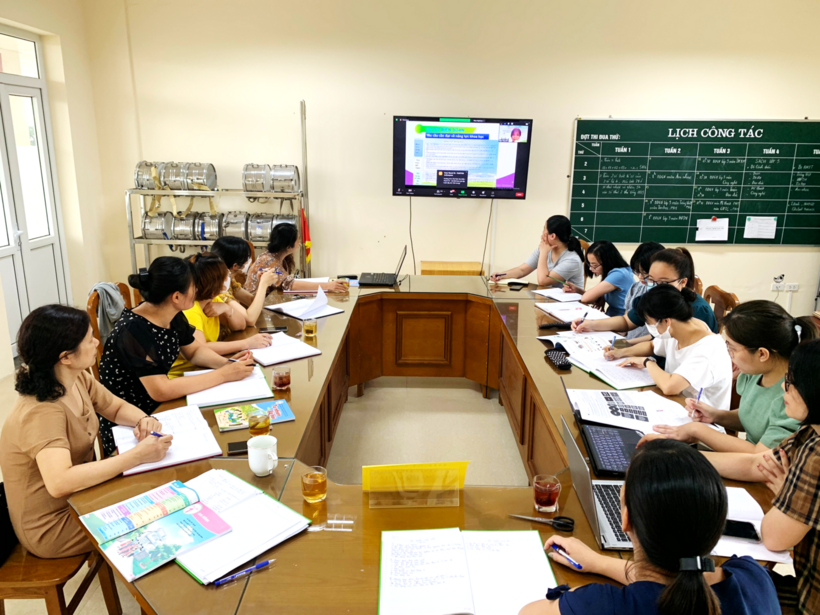 Ảnh có chứa văn bản, người, trong nhà, con người

Mô tả được tạo tự động