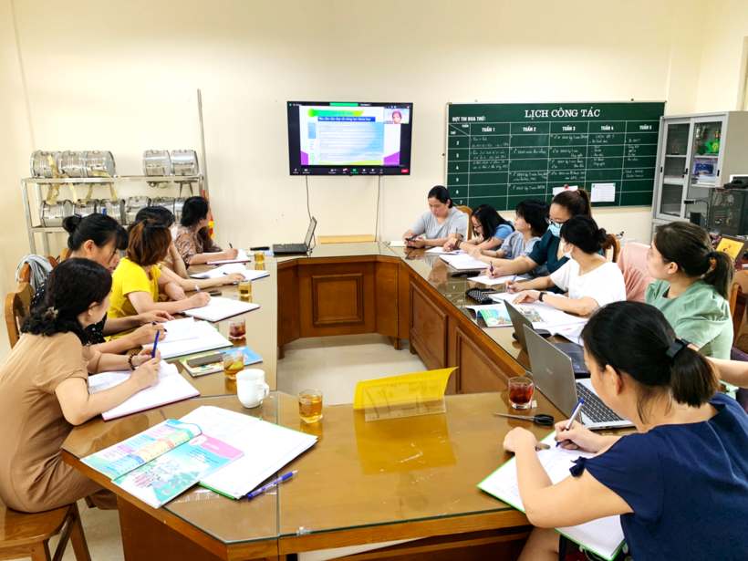Ảnh có chứa văn bản, người, trong nhà, con người

Mô tả được tạo tự động