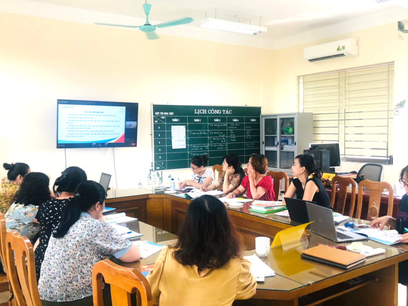 Ảnh có chứa văn bản, trong nhà, người, trần

Mô tả được tạo tự động