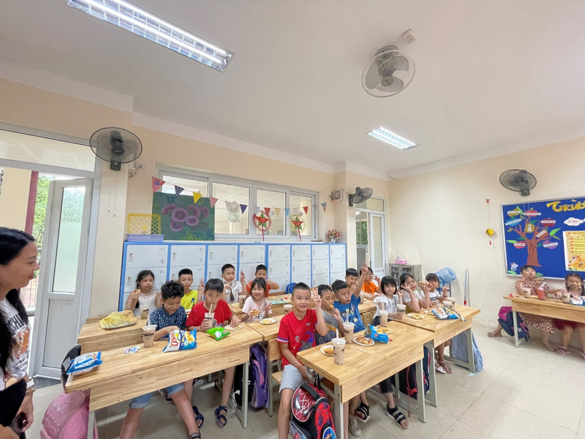 A group of children sitting at a table in a room

Description automatically generated with low confidence