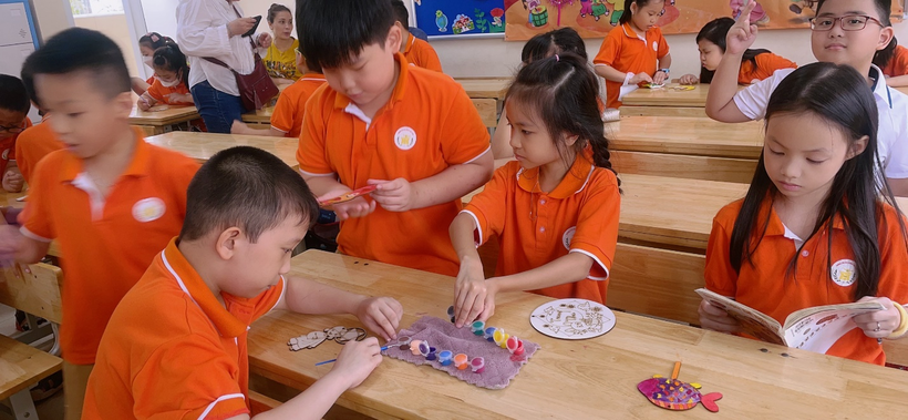 A picture containing orange, dining table

Description automatically generated