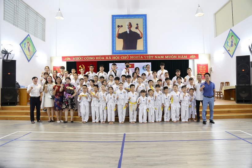 A group of people posing for a photo

Description automatically generated with medium confidence
