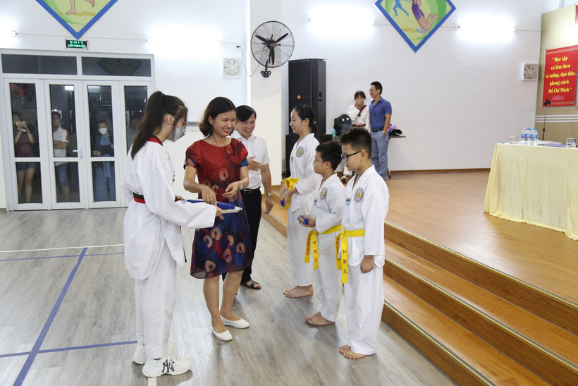 A picture containing floor, indoor, family

Description automatically generated