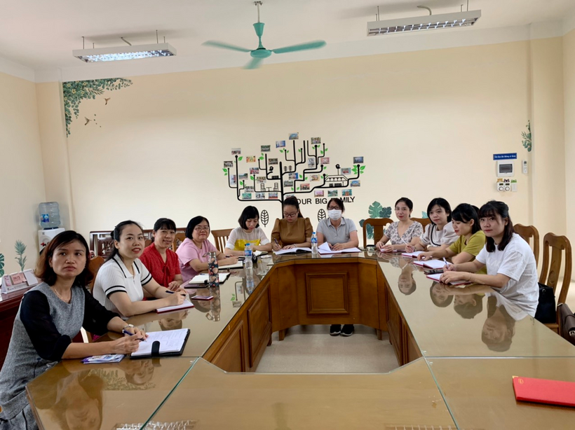A group of people sitting at a table

Description automatically generated with low confidence