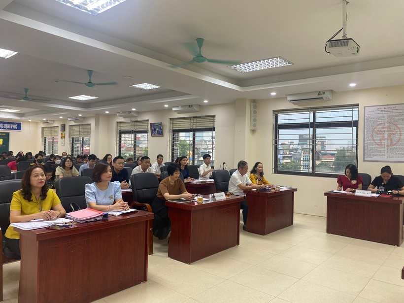A group of people sitting at desks in a room

Description automatically generated with medium confidence