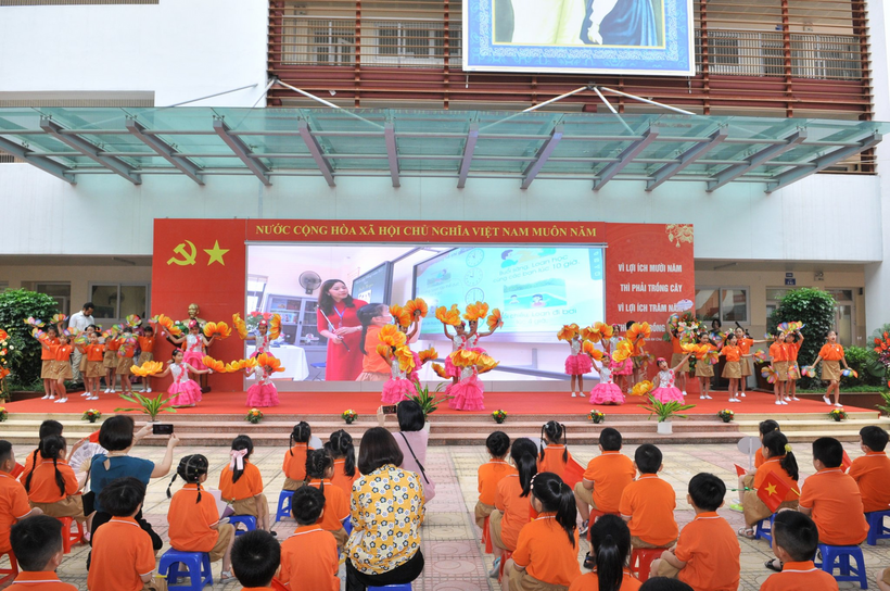 A group of people in orange robes

Description automatically generated with low confidence