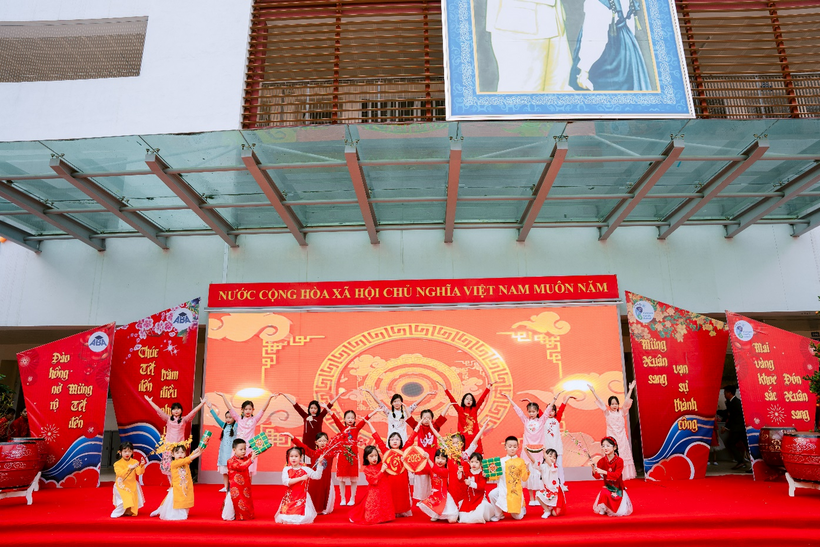 A group of people in clothing on a stage

Description automatically generated with low confidence