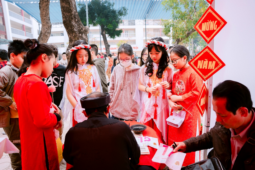 A group of people holding signs

Description automatically generated with medium confidence