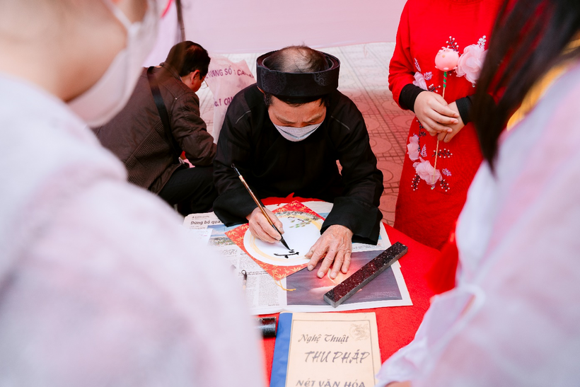 A person cutting a cake

Description automatically generated with low confidence