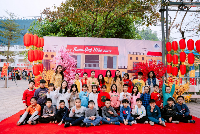 A group of people posing for a photo

Description automatically generated with medium confidence