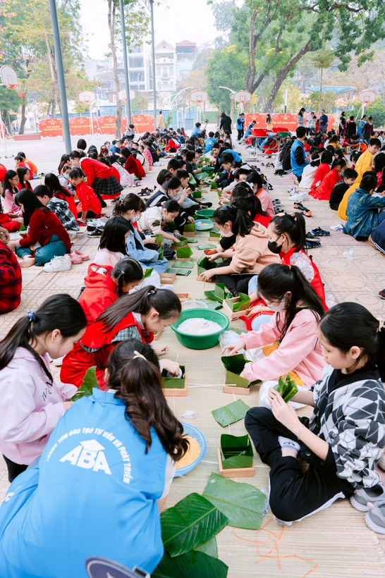 A group of people sitting on the ground

Description automatically generated with medium confidence