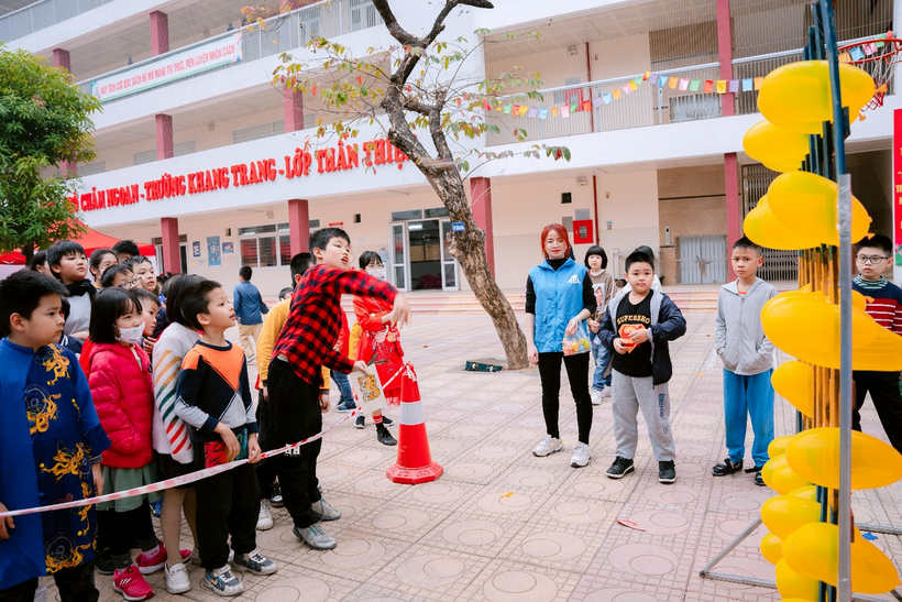 A picture containing outdoor, person, group, people

Description automatically generated