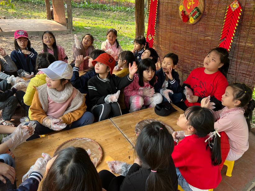 A group of children sitting on the floor

Description automatically generated with medium confidence