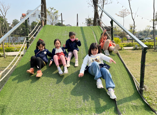 A group of children on a swing set

Description automatically generated with medium confidence