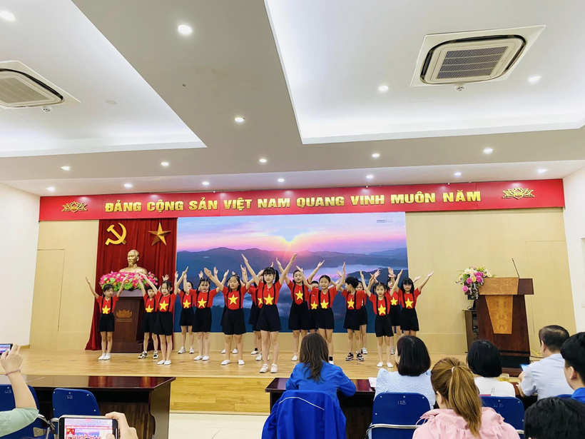 Có thể là hình ảnh về 4 người, mọi người đang đứng, trong nhà và văn bản cho biết 'Hk ĐẢNG CỘNG SẢN VIỆT NAM QUANG VINH MUÔN NĂM'