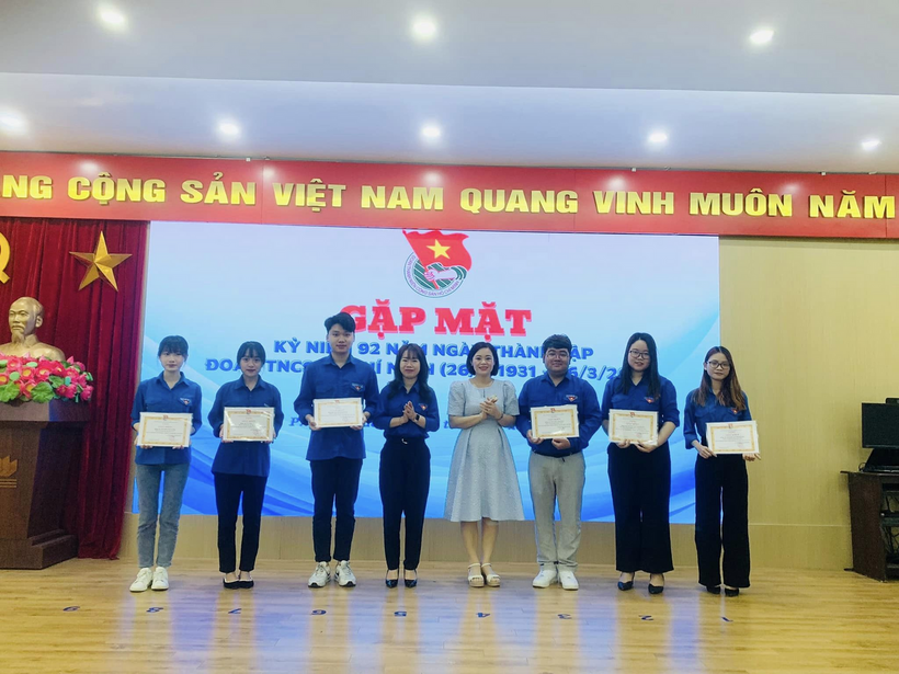 Có thể là hình ảnh về 8 người, mọi người đang đứng và trong nhà
