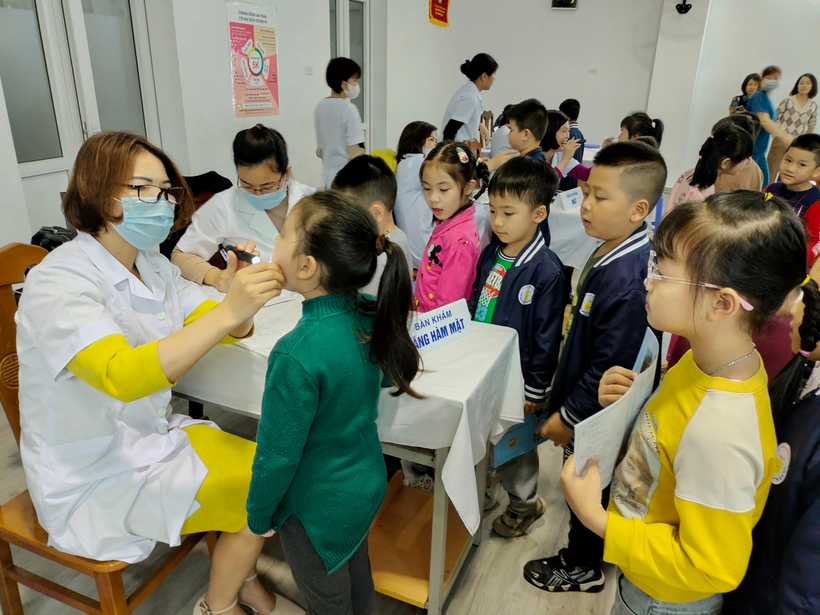 A group of children in a classroom

Description automatically generated with medium confidence