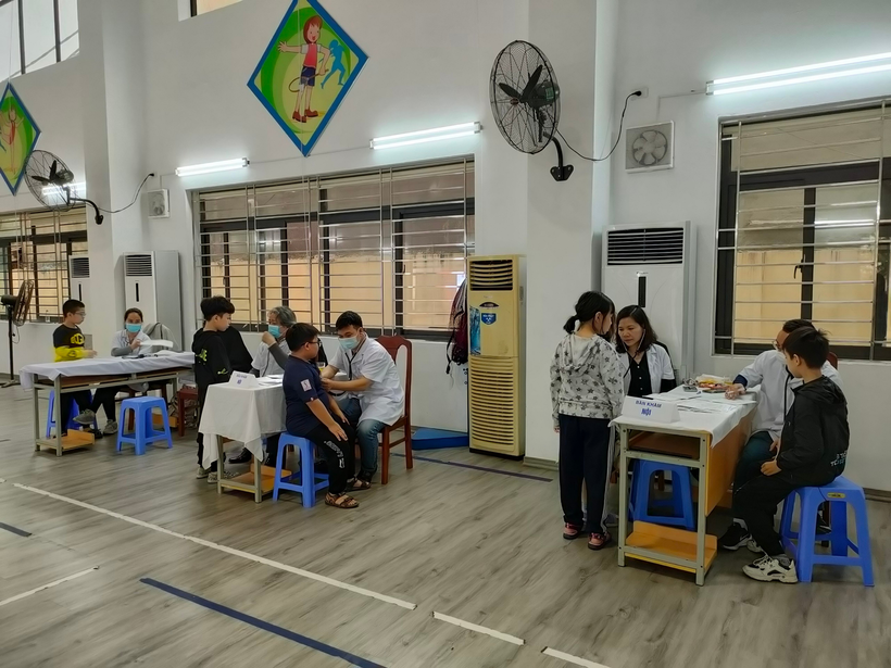A group of people in a classroom

Description automatically generated with medium confidence