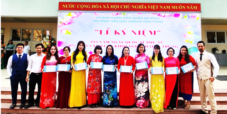 A group of people posing for a photo

Description automatically generated