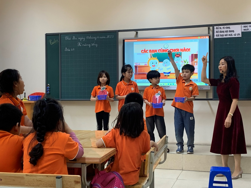 A group of children in a classroom

Description automatically generated with medium confidence
