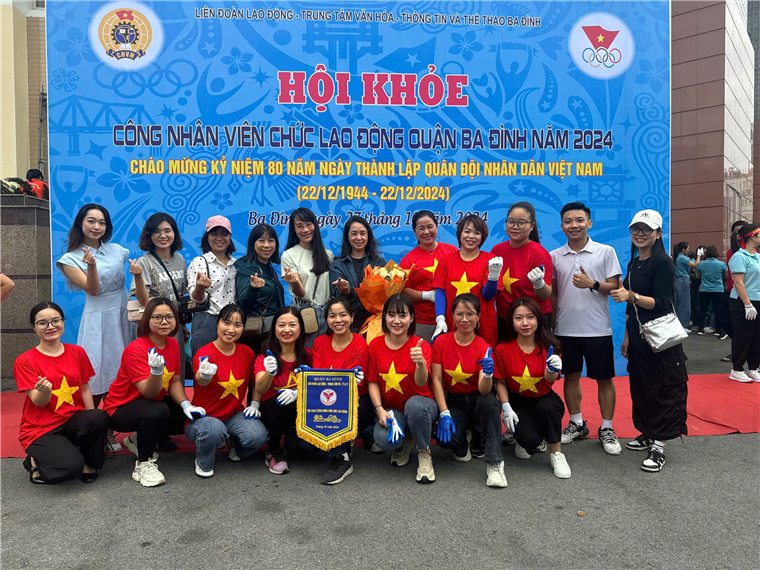 Ảnh có chứa trang phục, người, giày dép, văn bản

Mô tả được tạo tự động