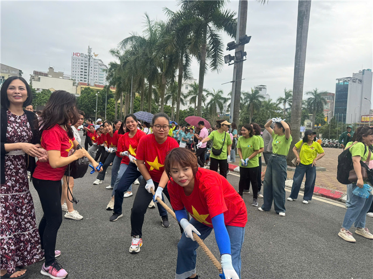 Ảnh có chứa trang phục, giày dép, ngoài trời, người

Mô tả được tạo tự động
