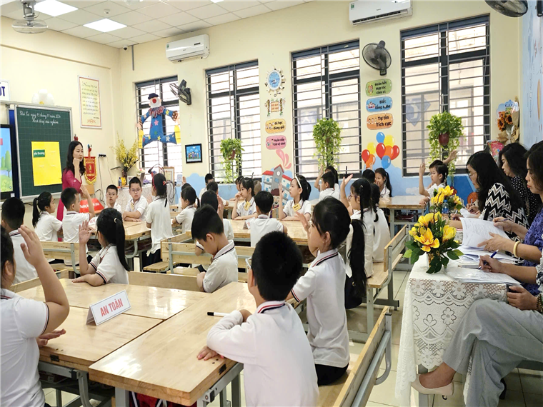 A group of children in a classroom

Description automatically generated