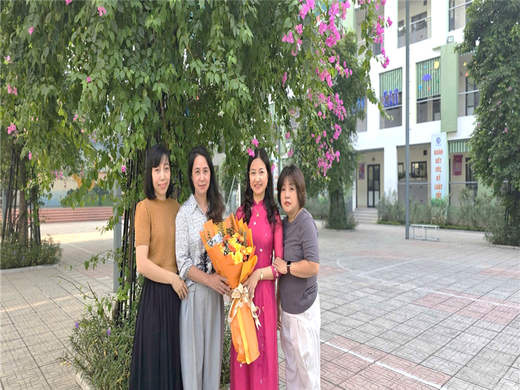 A group of women posing for a picture

Description automatically generated