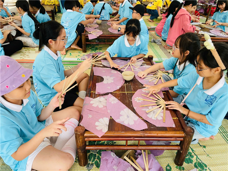 Ảnh có chứa trang phục, người, cô gái, Mặt người

Mô tả được tạo tự động