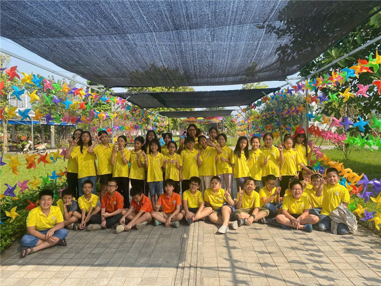 Ảnh có chứa người, trang phục, hoa, thực vật

Mô tả được tạo tự động